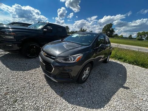 Used 2017 Chevrolet Trax LT w/ Sun & Sound Package FWD image 2