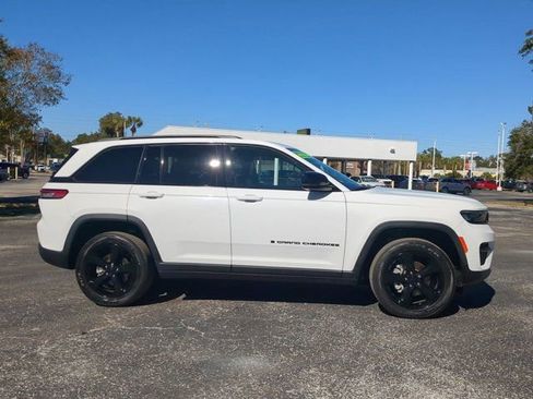 Used 2023 Jeep Grand Cherokee Altitude image 3