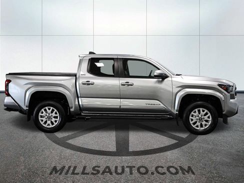 Used 2025 Toyota Tacoma SR5 AWD/4WD image 9