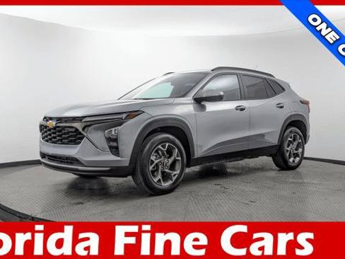 Used 2025 Chevrolet Trax LT FWD image 1