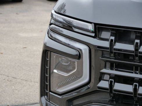 Used 2025 Chevrolet Suburban Z71 AWD/4WD image 3
