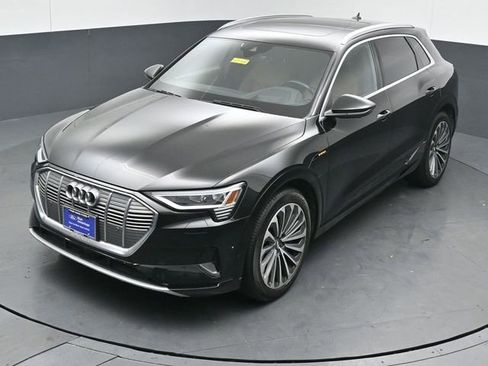 Used 2019 Audi e-tron Prestige w/ Prestige Package image 48