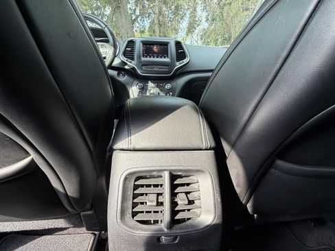 Used 2019 Jeep Cherokee Latitude Plus FWD image 37