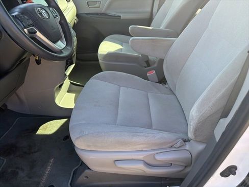 Used 2020 Toyota Sienna L image 13