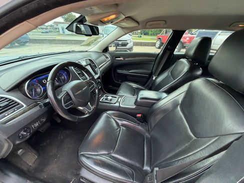 Used 2019 Chrysler 300 Limited RWD image 17