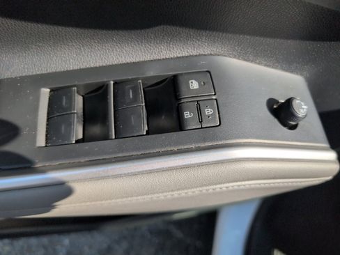 Used 2022 Toyota Highlander XLE FWD image 19