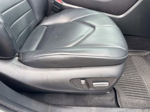 Used 2022 Toyota Highlander XLE FWD image 18