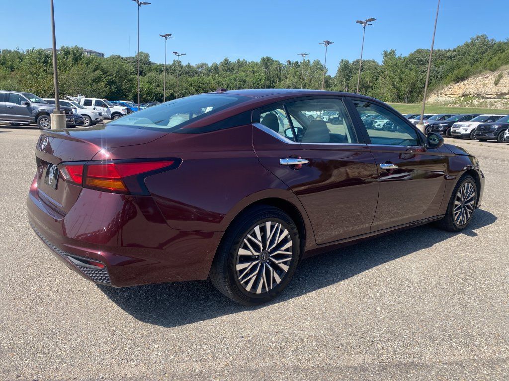Used 2025 Nissan Altima 2.5 SV FWD image 6