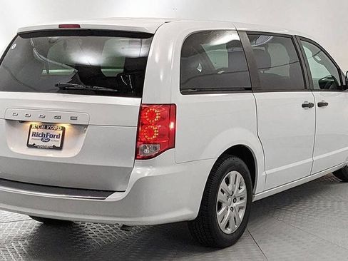 Used 2019 Dodge Grand Caravan SE FWD image 3
