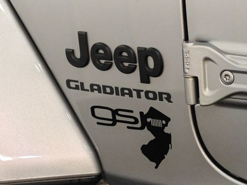 Used 2021 Jeep Gladiator Willys image 48