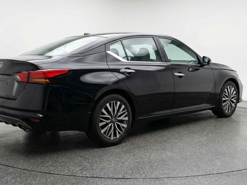 Used 2025 Nissan Altima 2.5 SV FWD image 9