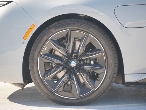 New 2026 BMW 750e xDrive w/ Premium Package image 5