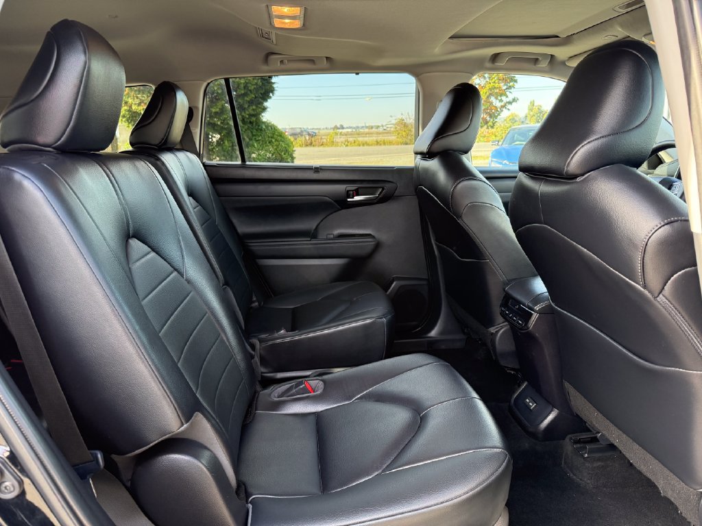 Used 2023 Toyota Highlander XLE AWD/4WD image 14
