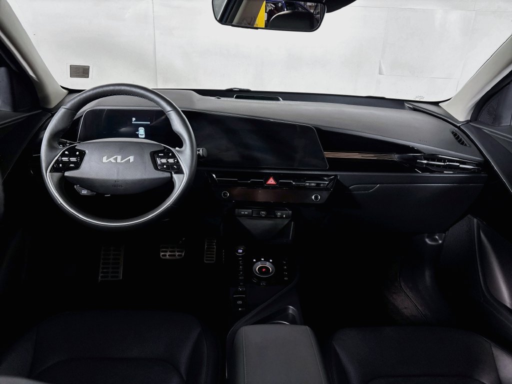 Used 2024 Kia Niro SX Touring FWD image 12