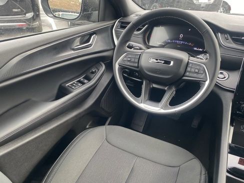 New 2025 Jeep Grand Cherokee L Laredo image 34