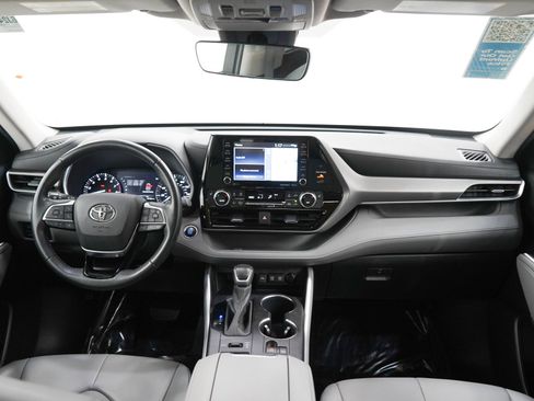 Used 2020 Toyota Highlander XLE w/ Protection Package #3 AWD/4WD image 14
