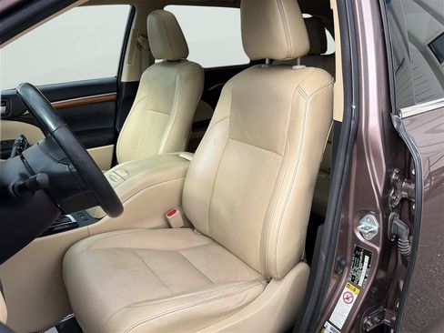 Used 2017 Toyota Highlander AWD V6 image 14