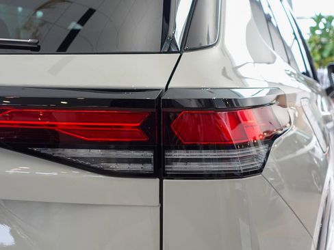 New 2026 Volkswagen Tiguan SE R-Line image 8