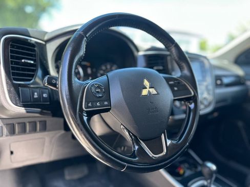 Used 2017 Mitsubishi Outlander SE AWD/4WD image 12