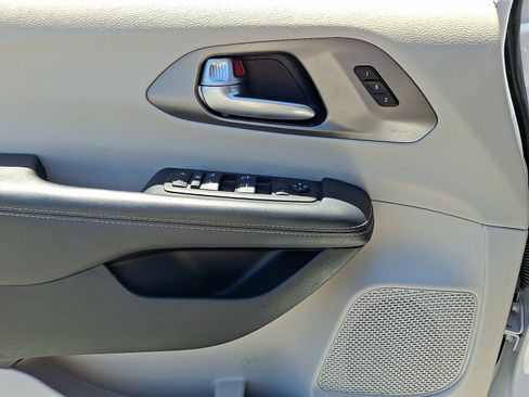 Used 2024 Chrysler Pacifica Touring-L FWD image 13
