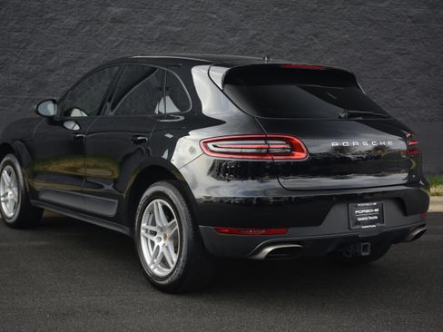 Certified 2018 Porsche Macan image 3