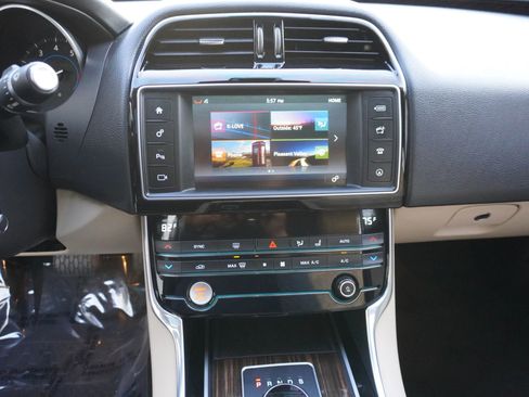 Used 2017 Jaguar XE Prestige image 18