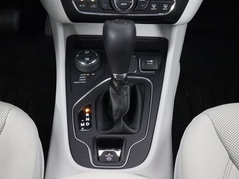 Used 2021 Jeep Cherokee Latitude Lux w/ Comfort/Convenience Group AWD/4WD image 28