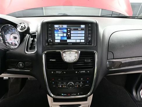 Used 2016 Chrysler Town & Country Touring-L FWD image 25