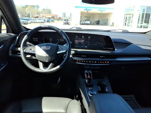 Used 2025 Cadillac XT4 Premium Luxury image 10
