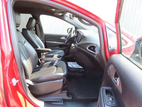 Used 2025 Chrysler Pacifica Select FWD image 24