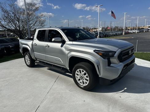 Used 2024 Toyota Tacoma SR5 w/ SR5 Upgrade Package image 15