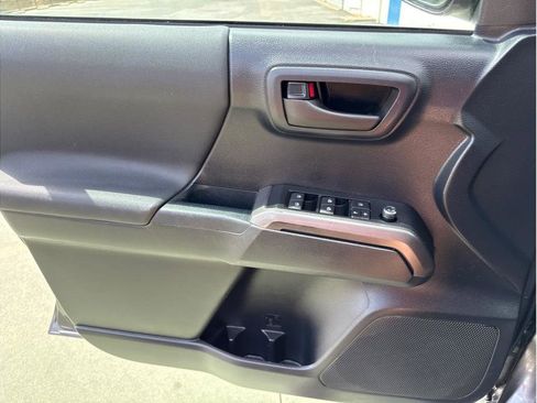 Used 2018 Toyota Tacoma TRD Sport image 31