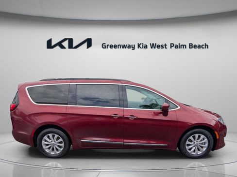 Used 2017 Chrysler Pacifica Touring-L image 9