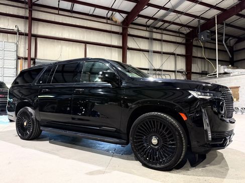 Used 2021 Cadillac Escalade ESV Premium Luxury w/ LPO, Illumination Package AWD/4WD image 3