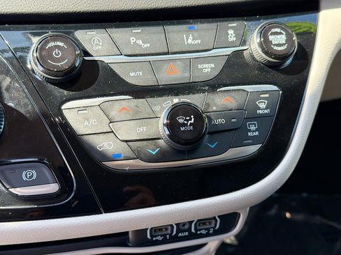 Used 2024 Chrysler Pacifica Touring-L image 29