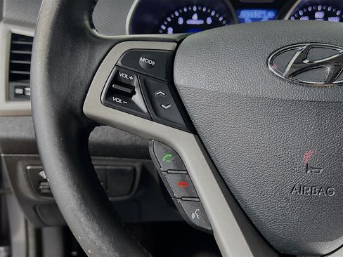 Used 2017 Hyundai Veloster FWD image 19