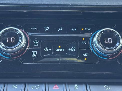 Used 2024 GMC Sierra 1500 AT4 w/ Technology Package AWD/4WD image 5