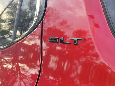 Used 2023 GMC Acadia SLT w/ Elevation Edition image 9