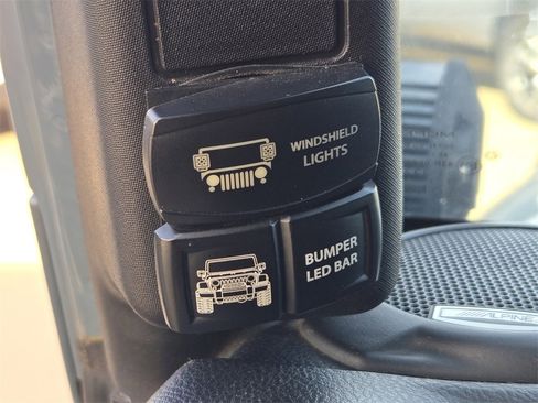 Used 2015 Jeep Wrangler Unlimited Rubicon image 17