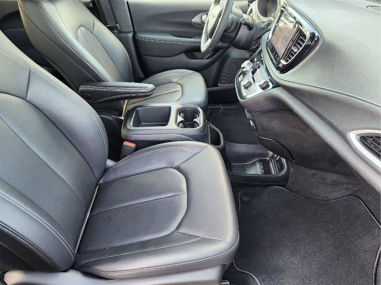 Used 2025 Chrysler Pacifica Select FWD image 16