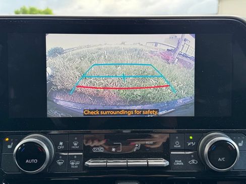 Used 2023 Toyota Highlander XLE AWD/4WD image 3