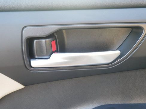 Used 2023 Toyota Highlander XLE AWD/4WD image 16