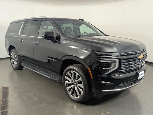 Used 2025 Chevrolet Suburban High Country image 2