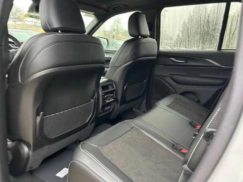 New 2025 Jeep Grand Cherokee 4WD image 10