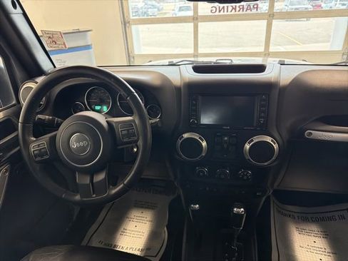 Used 2017 Jeep Wrangler Unlimited Rubicon w/ Connectivity Group AWD/4WD image 16