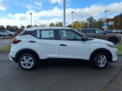 New 2025 Nissan Kicks Play S image 2