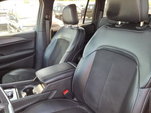 Used 2023 Jeep Grand Cherokee Altitude AWD/4WD image 10