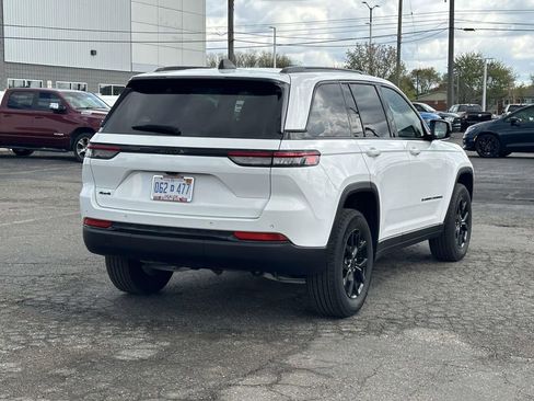 Used 2024 Jeep Grand Cherokee Altitude AWD/4WD image 4