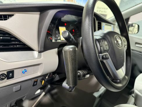 Used 2015 Toyota Sienna LE image 39