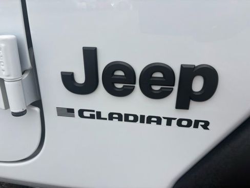 Used 2025 Jeep Gladiator Sport image 5